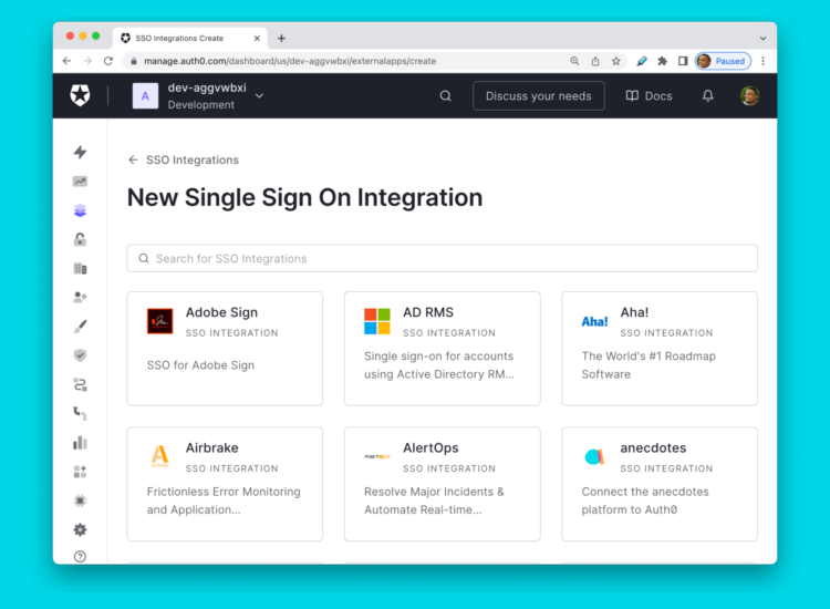 ¿Cómo se integra y complementa la plataforma de identidad Auth0 con la suite de gestión de accesos de Okta?